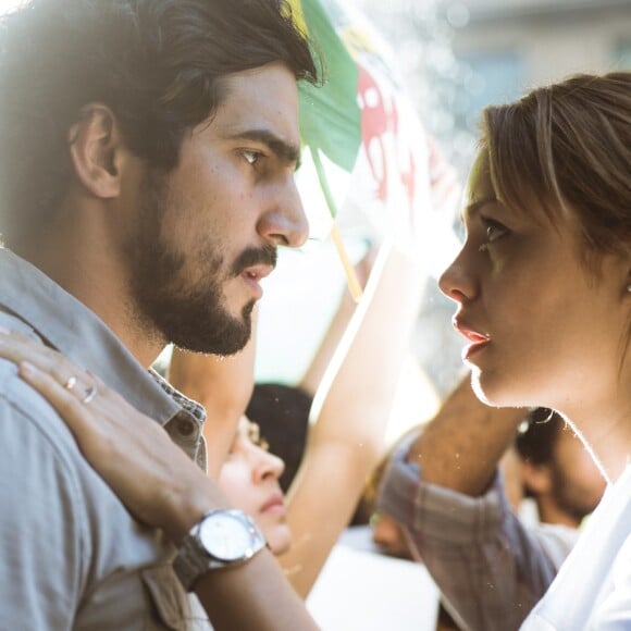 Renato (Renato Góes) e Alice (Sophie Charlotte) não resistem e se beijam, em cena da supersérie 'Os Dias Eram Assim' prevista para ir ao ar a partir de 26 de junho de 2017