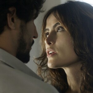 Renato (Renato Góes) fica desconfortável com a tentativa de sedução de Rimena (Maria Casadevall), na supersérie 'Os Dias Eram Assim'