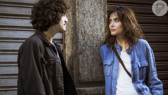 Gustavo (Gabriel Leone) volta a tocar violão e troca olhares com Rimena (Maria Casadevall), supersérie 'Os Dias Eram Assim'