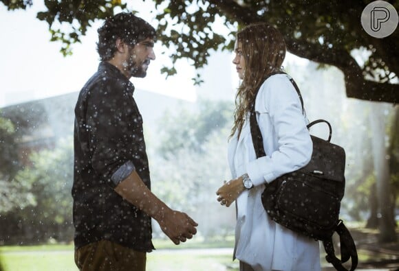 Renato (Renato Góes) e Alice (Sophie Charlotte) fazem amor, na supersérie 'Os Dias Eram Assim'