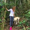 Marina Ruy Barbosa é clicada brincando com um cachorro no meio da trilha