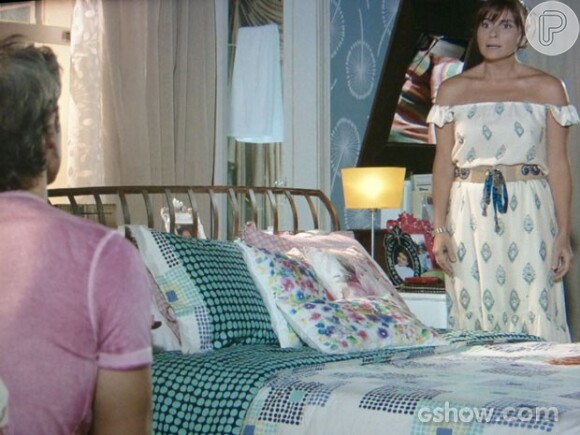 Clara (Giovanna Antonelli) briga feio com Cadu (Reynaldo Gianecchini) e ameaça se separar dele, na novela 'Em Família', em 4 de abril de 2014