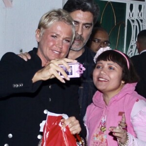 Xuxa Meneghel posou para fotos ao lado de fãs