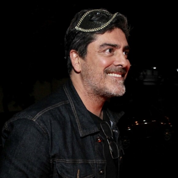 Xuxa Menghel e Junno Andrade chegaram com máscaras