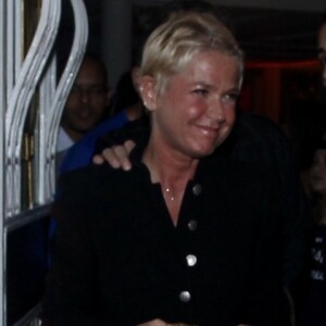 Xuxa Meneghel chega acompanhada do namorado Junno Andrade