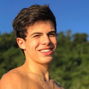 'A gente é muito amigo, muito próximo e a gente é que nem um casal de hoje em dia, que está junto mas não está namorando', explicou Thomaz Costa