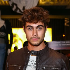 Rafael Vitti bebe vinho sentado ao lado de Tatá Werneck durante jantar