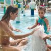 Deborah Secco curte parque aquático acompanhada da filha, Maria Flor, em 17 de junho de 2017