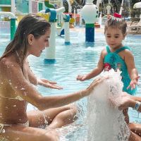 Deborah Secco curte parque aquático com a filha, Maria Flor, no Ceará: 'Sereia'