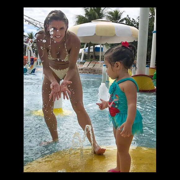 'Encantada com a água', comentou Deborah Secco sobre Maria Flor