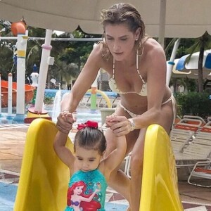 Deborah Secco se diverte com Maria Flor, de 1 ano e meio