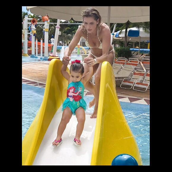 Deborah Secco se diverte com Maria Flor, de 1 ano e meio