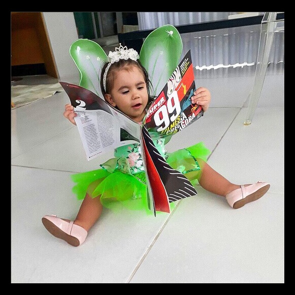 Deborah Secco postou foto de Maria Flor lenda uma revista