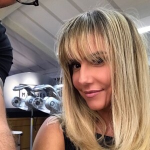 Deborah Secco mostoru seu novo corte de cabelo a seus seguidores