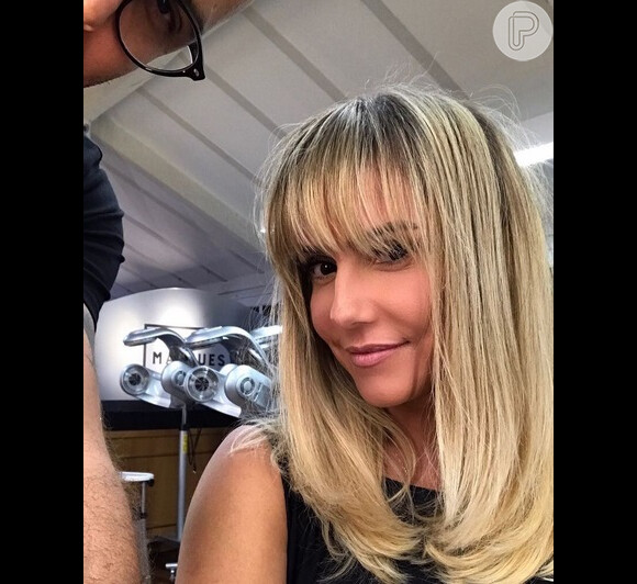Deborah Secco mostoru seu novo corte de cabelo a seus seguidores