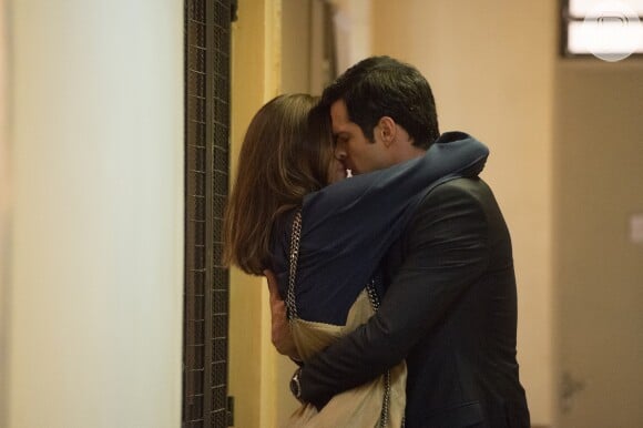 Eric (Mateus Solano) aceita namorar em segredo e convida Luiza (Camila Queiroz) para passar a noite com ele no iate, na novela 'Pega Pega'