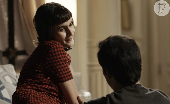 Eric (Mateus Solano) fala com Luiza (Camila Queiroz) sobre sua relação com a filha, durante um jantar romântico, na novela 'Pega Pega'