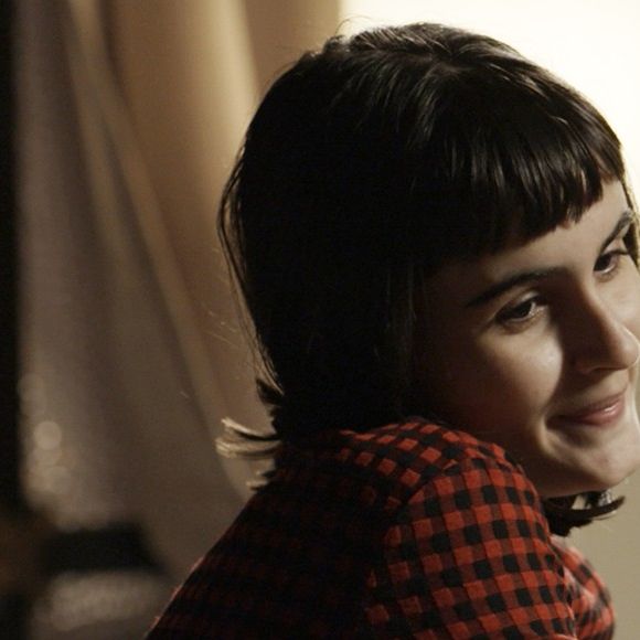 Eric (Mateus Solano) fala com Luiza (Camila Queiroz) sobre sua relação com a filha, durante um jantar romântico, na novela 'Pega Pega'