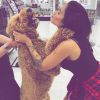 Ex- BBB Mayara Motti posa com cachorro em loja