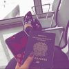 Ex-BBB Mayara Motti mostra passaporte antes de viagem aos Estados Unidos