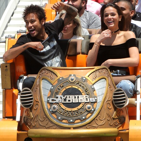 Bruna Marquezine e Neymar foram a parque de diversões e se divertiram em brinquedos radicais em Las Vegas