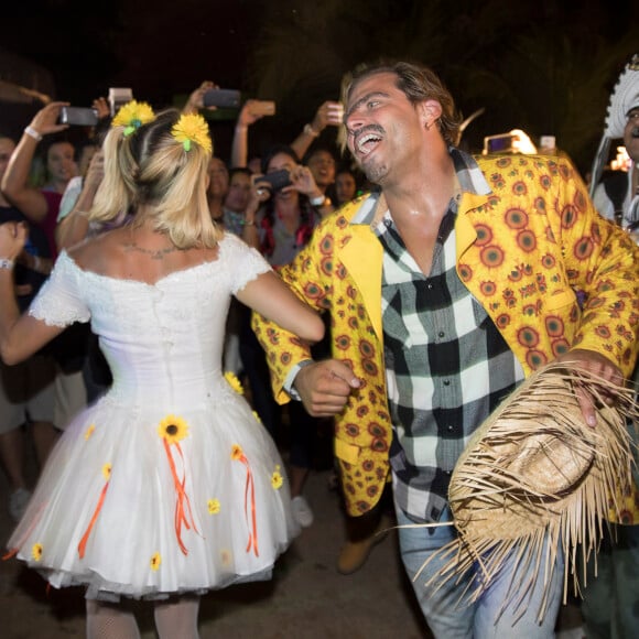 Deborah Secco, com look de noiva, dança quadrilha com Henri Castelli em festa junina