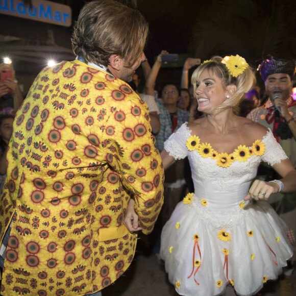 Deborah Secco, com look de noiva, dança quadrilha com Henri Castelli em festa junina