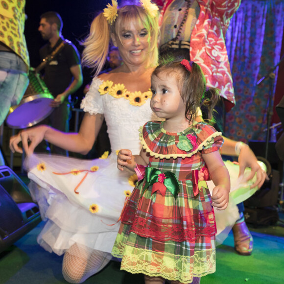 Deborah Secco, com look de noiva, se diverte com Maria Flor em festa junina no Ceará