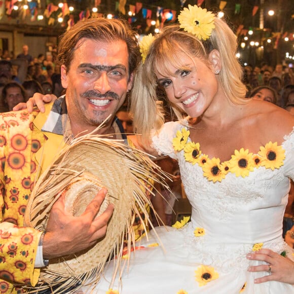 Deborah Secco, com look de noiva, se casa com Henri Castelli em festa junina