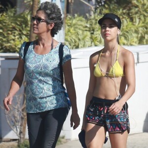 Para se proteger do sol, Pérola Faria apostou em um viseira na cor preto