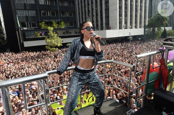 Anitta leva o público à loucura ao cantar em show