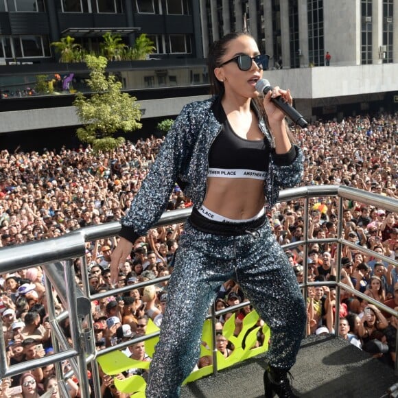 Anitta leva o público à loucura ao cantar em show