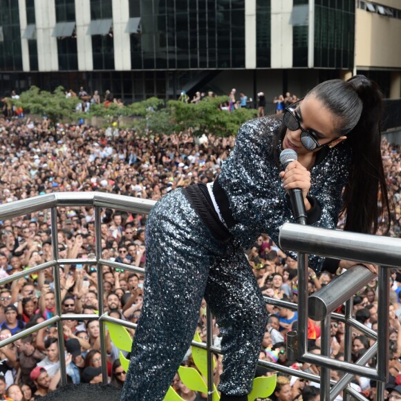 Anitta cantou 'Paradinha', seu novo sucesso