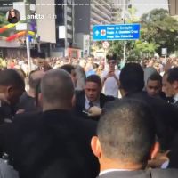 Anitta gera tumulto ao chegar na Parada LGBT, em São Paulo: 'Fiz a Mariah Carey'