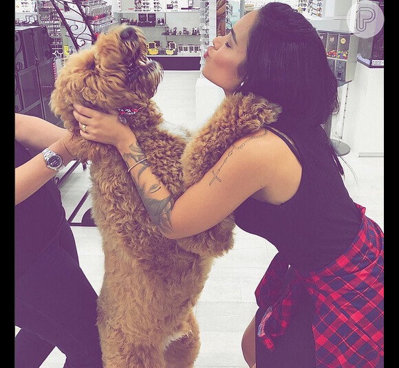 Mayara Motti posa com cão em loja nos EUA
