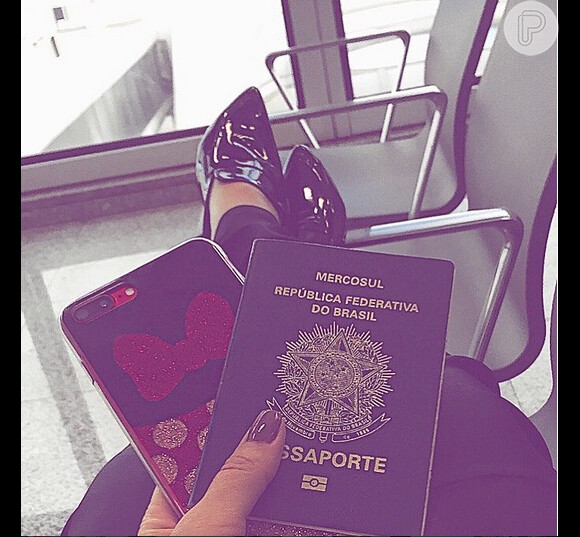Mayara Motti mostra passaporte antes de viagem aos Estados Unidos