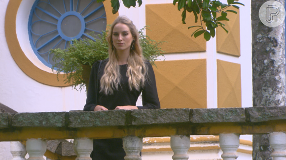 Nicole (Dani Gondim) vai até o colégio Doce Horizonte para conversar com Dulce Maria (Lorena Queiroz), na novela 'Carinha de Anjo'