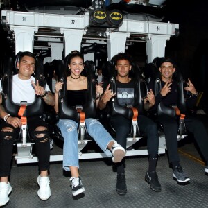 Bruna Marquezine e Neymar se divertiu no parque de diversões com amigos