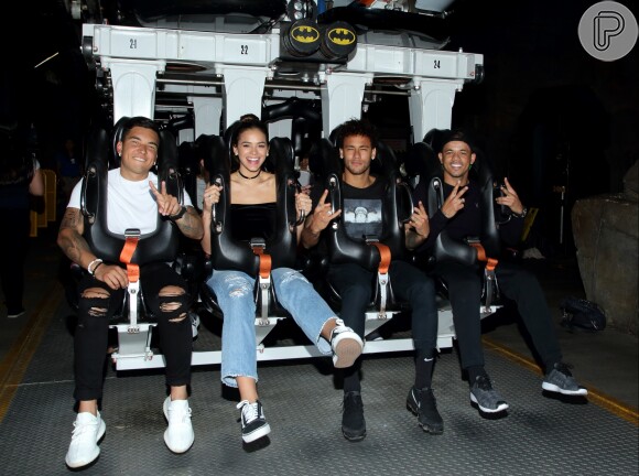Bruna Marquezine e Neymar se divertiu no parque de diversões com amigos