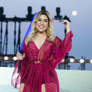 Naiara Azevedo contou que pratica exercícios durante shows para manter a boa forma nesta segunda-feira, 19 de junho de 2017