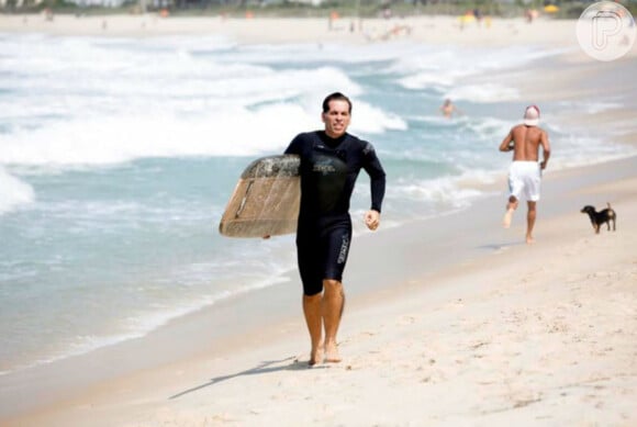 O ator Leandro Hassum é adepto de standd up paddle e surfe