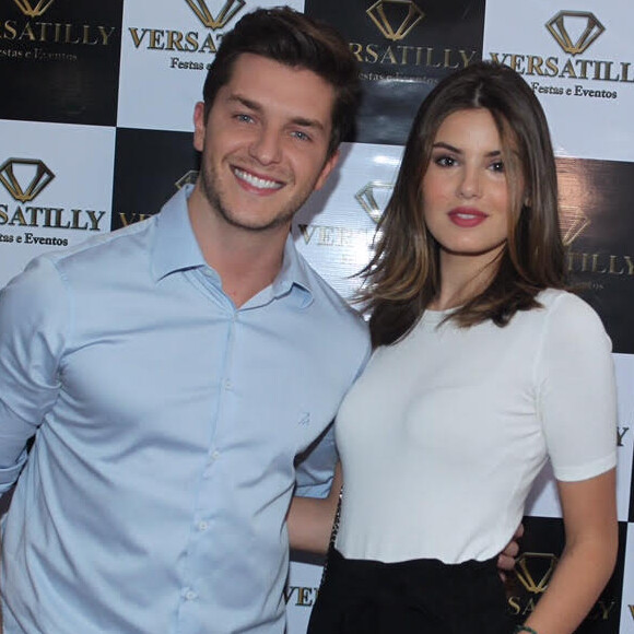 Klebber Toledo e Camila Queiroz vão se casar após o fim da novela 'Pega Pega'