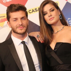 Camila Queiroz deseja ter poucas pessoas em seu casamento com Klebber Toledo