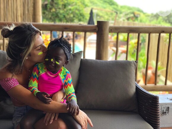 'Obrigada por me fazer um ser humano cada dia melhor, que o seu ano seja ainda mais cheio de amor, alegrias e descobertas', disse Giovanna Ewbank para a filha, Títi