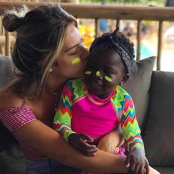 'Obrigada por me fazer um ser humano cada dia melhor, que o seu ano seja ainda mais cheio de amor, alegrias e descobertas', disse Giovanna Ewbank para a filha, Títi