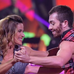 Jade Barbosa e Lucas Teodoro estão namorando e relação foi entregue por Xuxa no 'Dancing Brasil' desta segunda-feira, 19 de junho de 2017