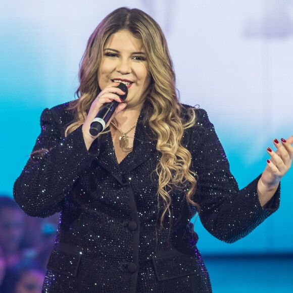 Marília Mendonça curtiu viagem romântica com o noivo, Yugnir Ângelo, em maio de 2017