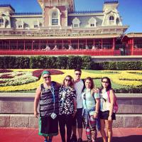 Preta Gil curte férias na Disney com o noivo, Rodrigo Godoy, e amigos
