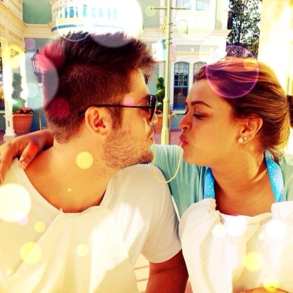 Preta Gil beija o noivo, Rodrigo Godoy, na Disney