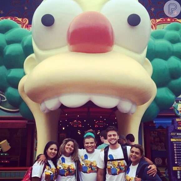 Preta Gil posa com amigos e namorado na Disney